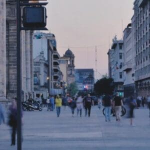 دانلود فوتیج قدم زدن و مردم در خیابان با کیفیت بالا. ایده‌آل برای مستندسازی، تبلیغات و پروژه‌های خلاقانه. صحنه‌های واقعی از زندگی شهری و تعاملات روزمره.